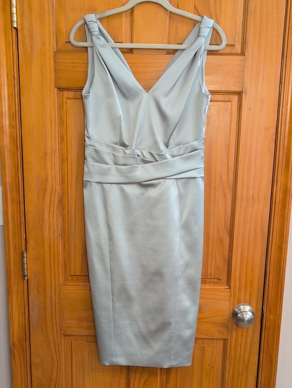 Karen Millen Elegant Sleeveless V-Neck Sheath Dress in Light Gray